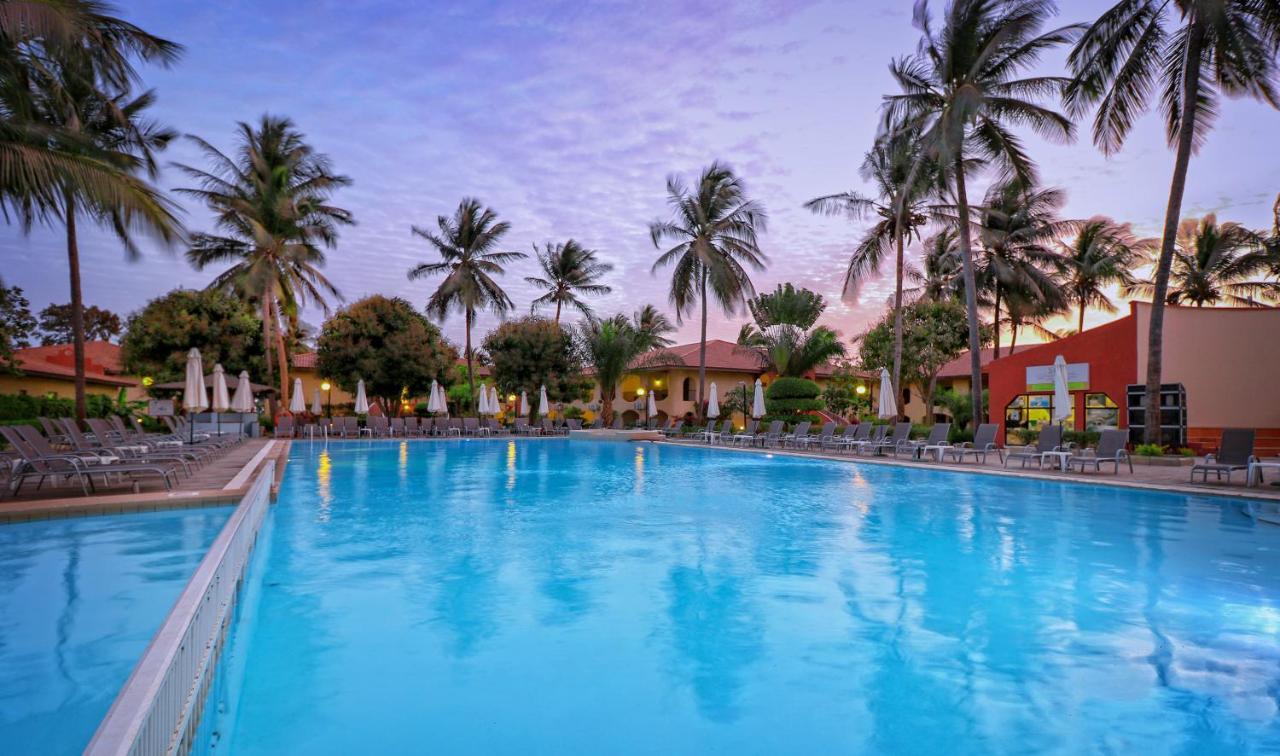 Ocean Bay Hotel & Resort Bakau Exteriör bild