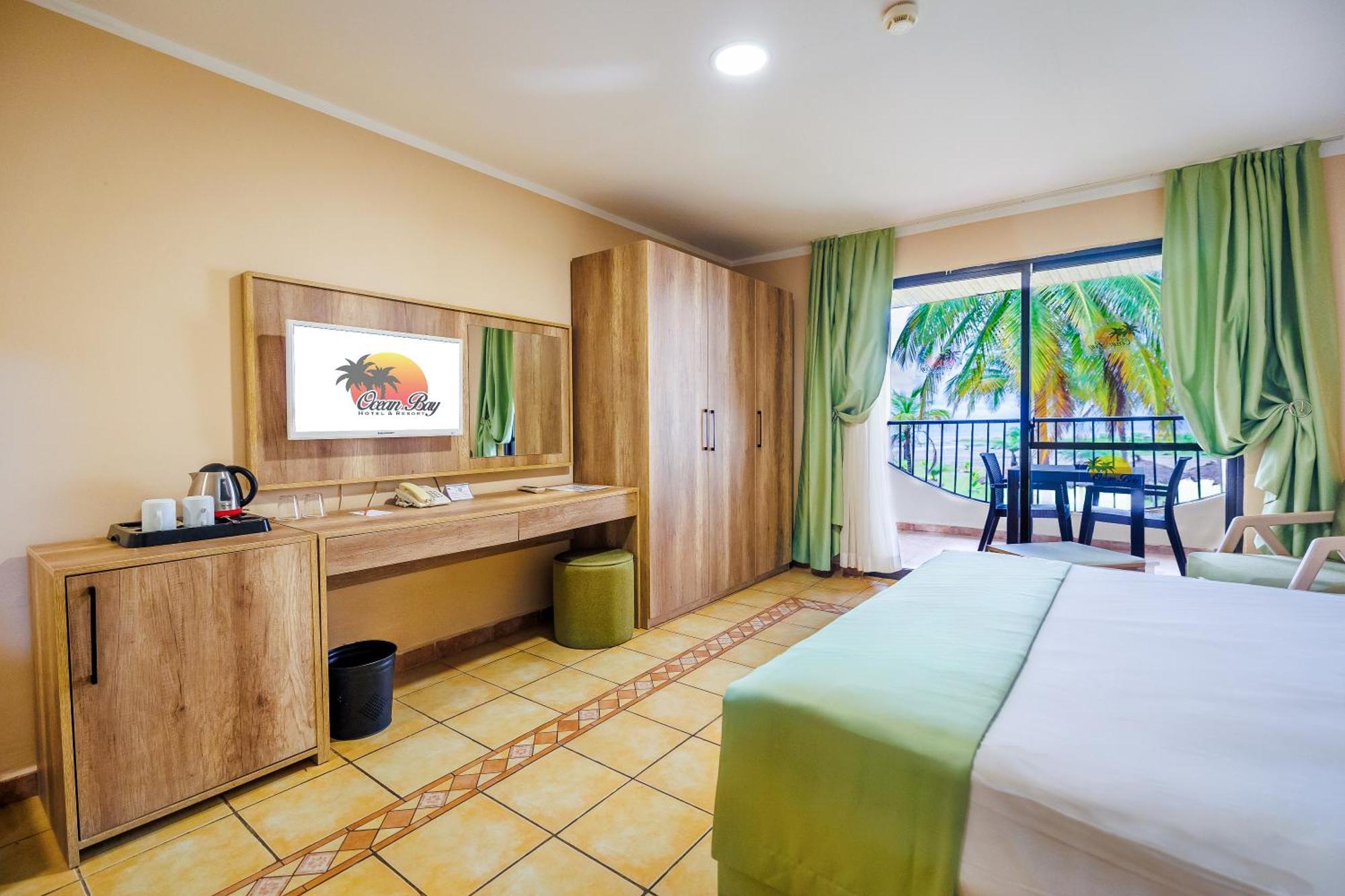 Ocean Bay Hotel & Resort Bakau Exteriör bild
