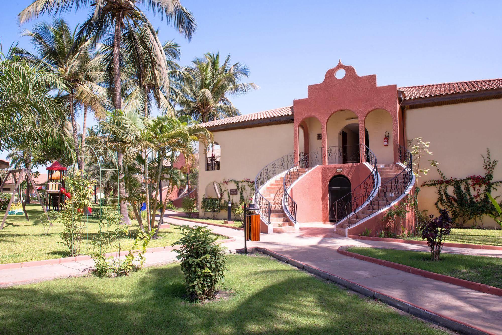 Ocean Bay Hotel & Resort Bakau Exteriör bild