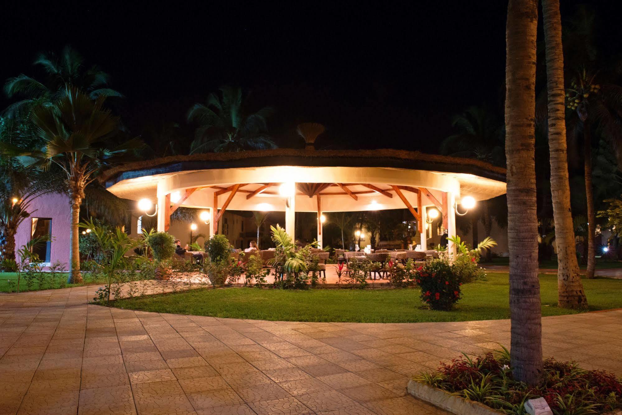 Ocean Bay Hotel & Resort Bakau Exteriör bild